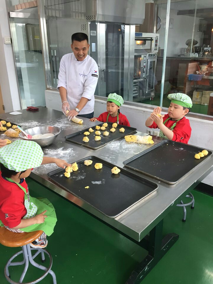 미동초등학교 병설유치원 초청 빵만들기 체험 재능기부